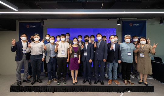 2021년 제2회 빅토리 투자라운드 행사 참가자들이 단체사진을 찍고 있다. NIPA 제공